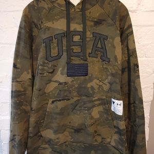 Men's size L Under Armour camo hoodie